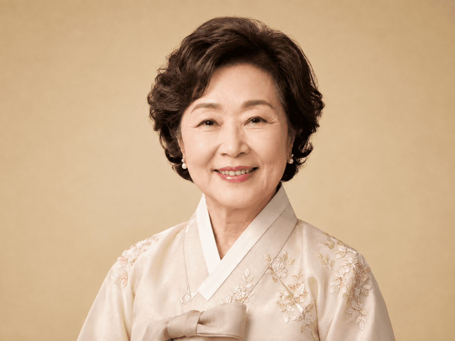 한복을 입고 단정하게 촬영한 장수사진 예시